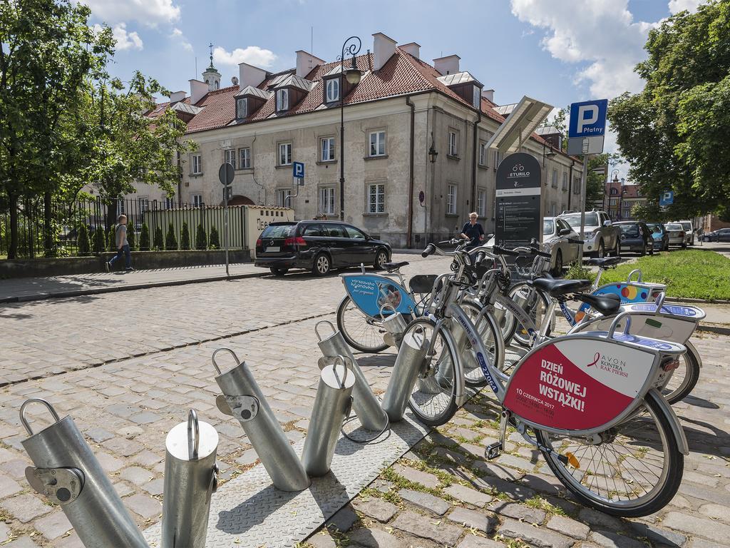 Delightful New Town Square Apartment *