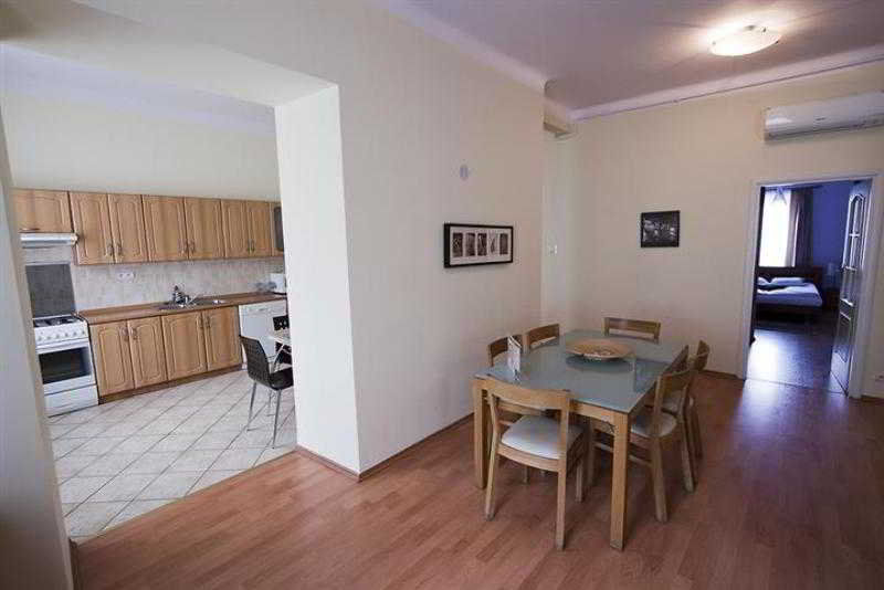 Royal Route Aparthotel 3*