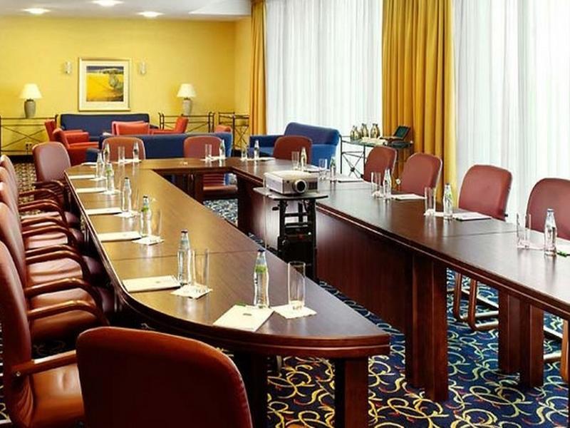 Hotel Courtyard By Marriott Airport