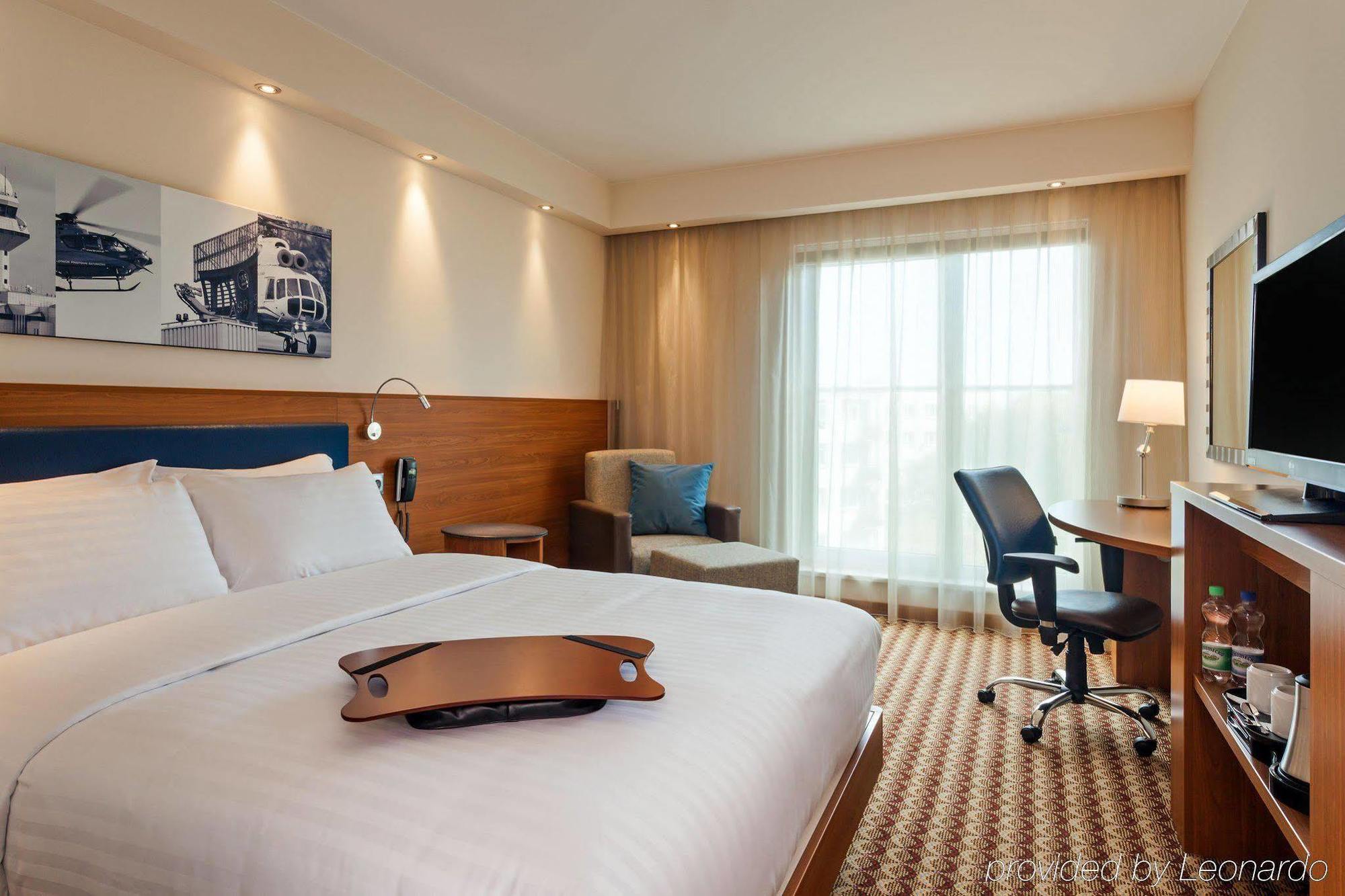 Hotel Hampton By Hilton Airport 3*