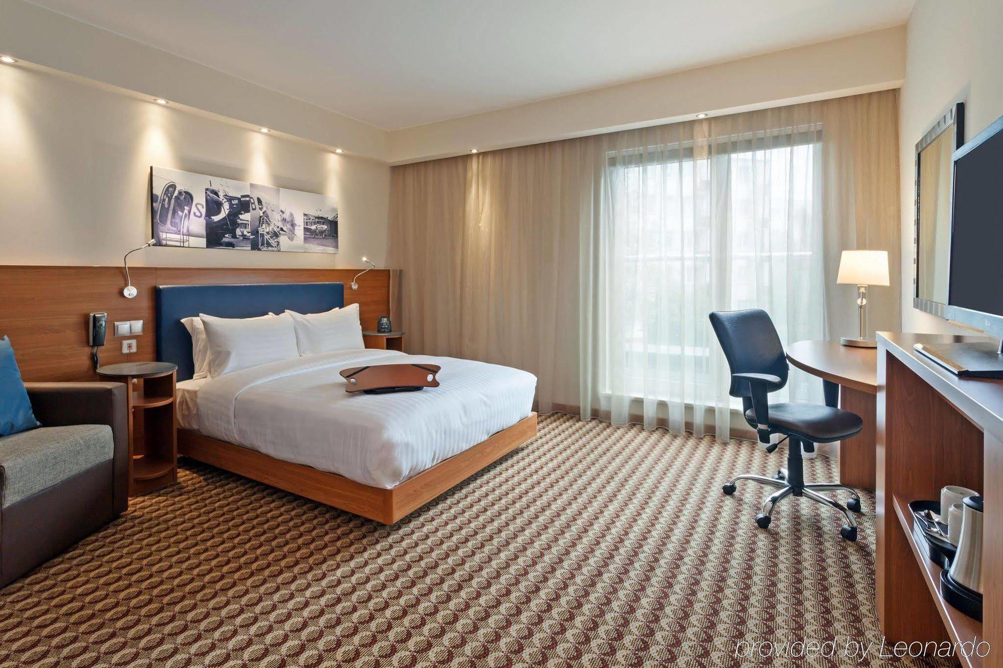 Hotel Hampton By Hilton Airport 3*