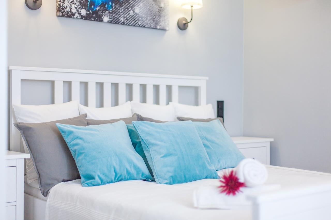 Madelaine By Renters Apartment