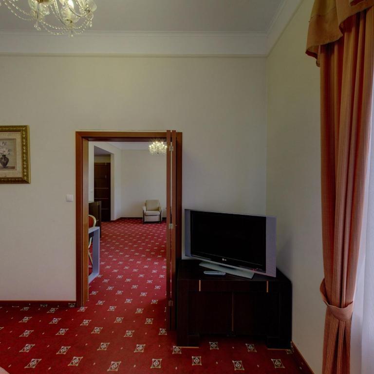 Hotel Twins Ii