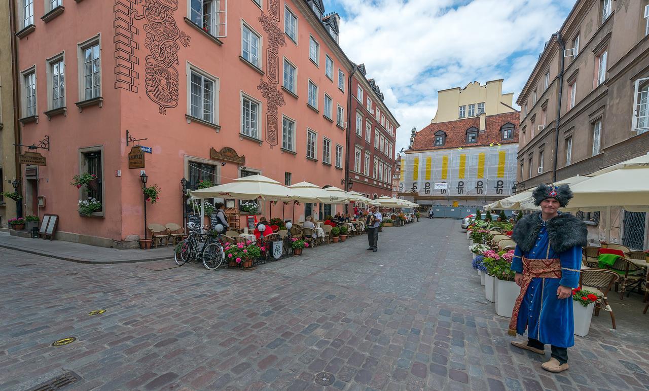 Rynek Starego Miasta 19 *
