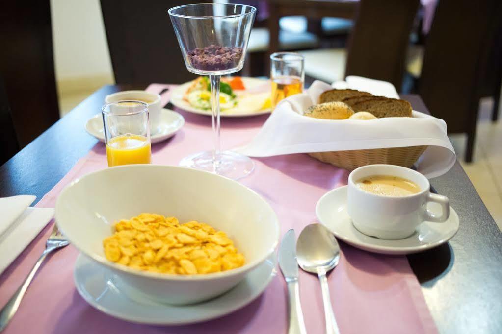 Khách sạn Aramis Warsaw