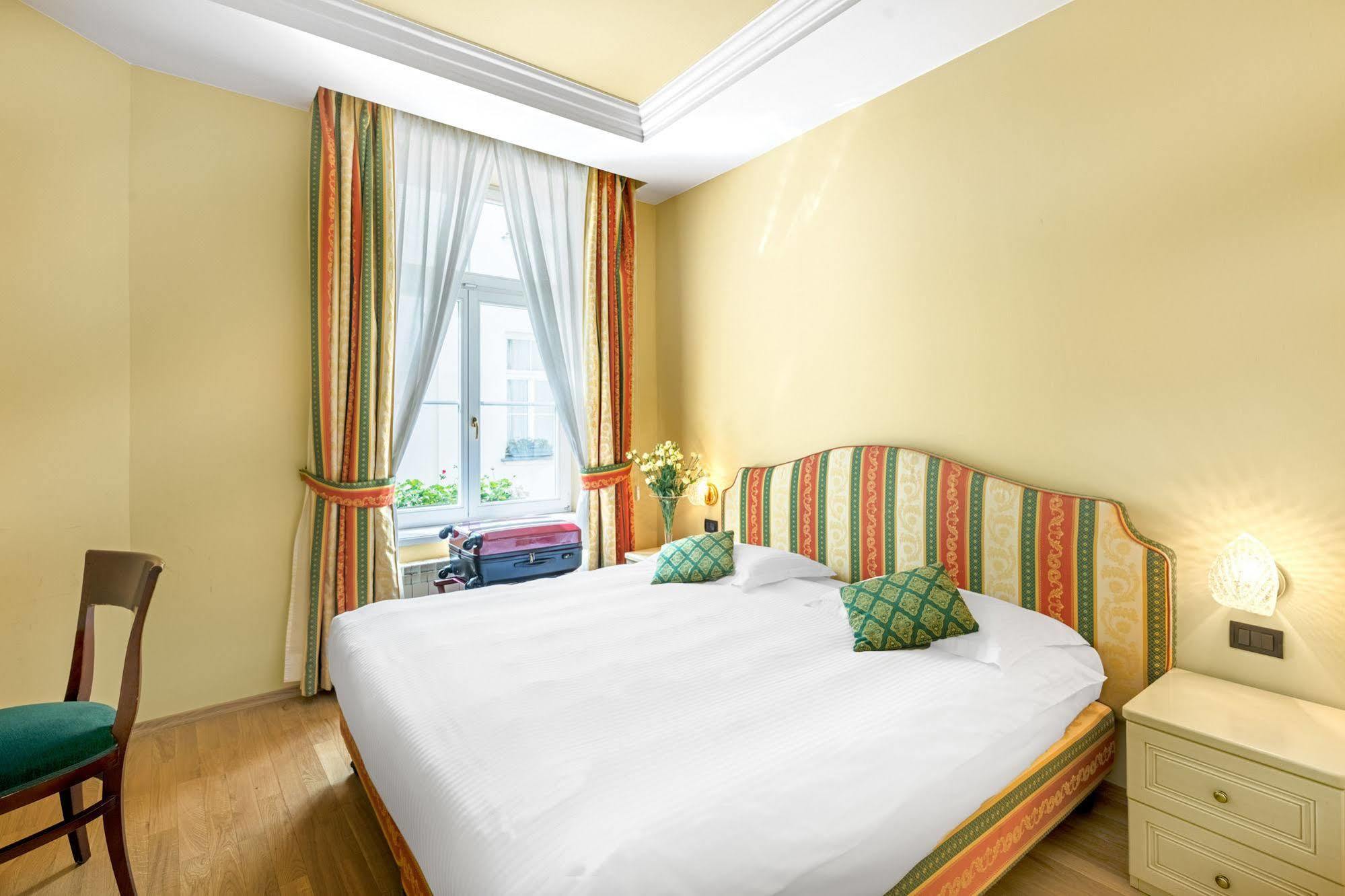 St. Andrew's Palace Khách sạn hẻo lánh