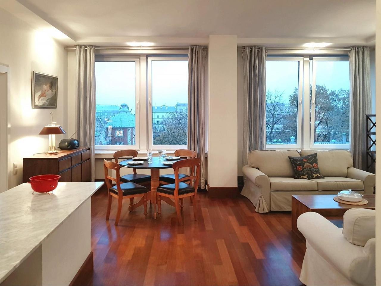 Apartment Roommate Traugutta 3 *