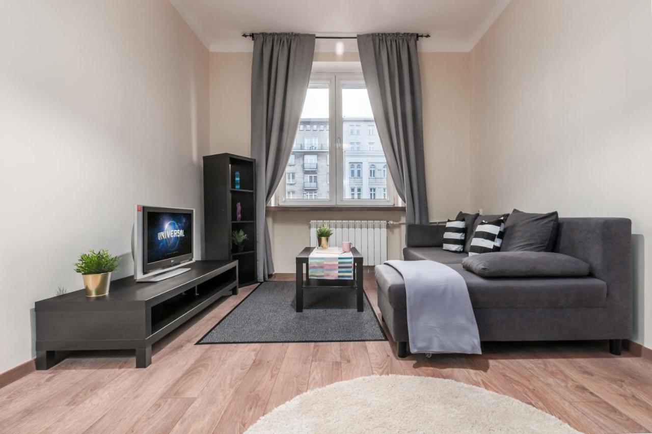Madelaine By Renters Apartment