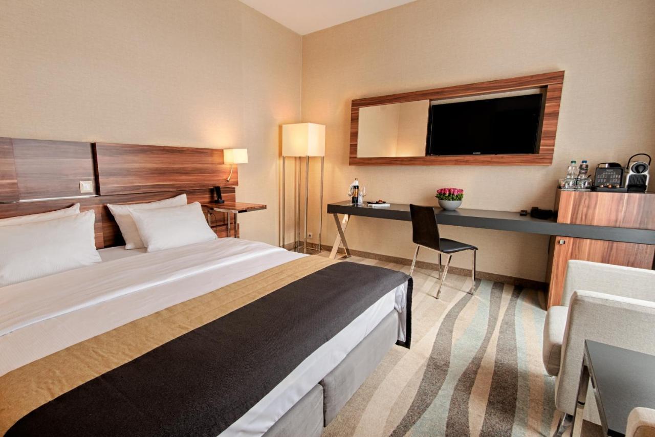Plaza Hotel 4*