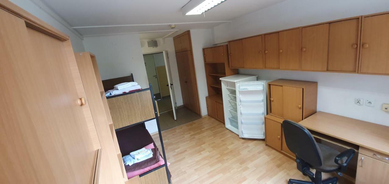 Dom Studencki Mikrus Albergue *