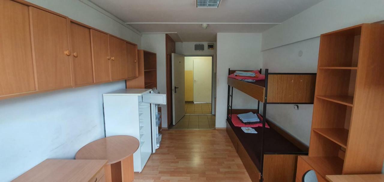 Dom Studencki Mikrus Albergue *
