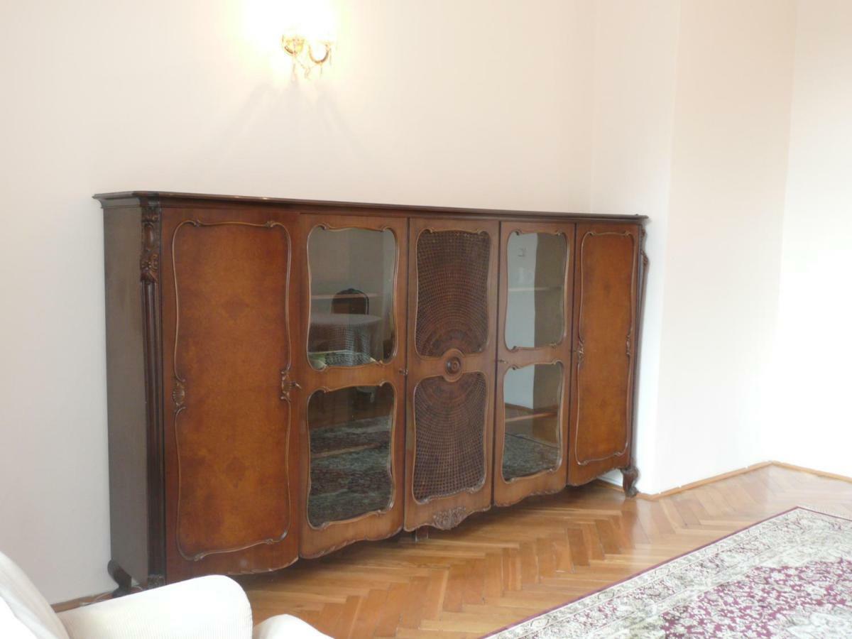 Nowogrodzka 40 *