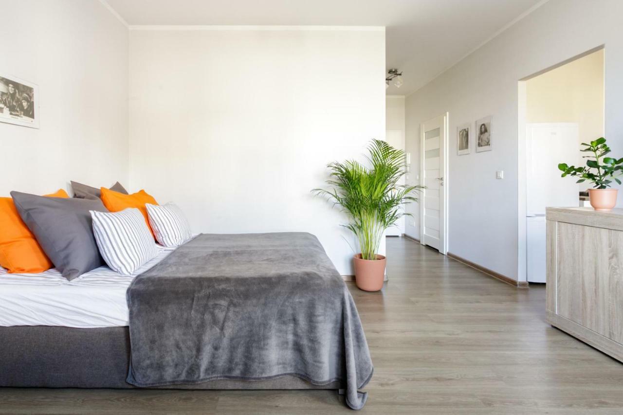 Apartment Airport Orange *