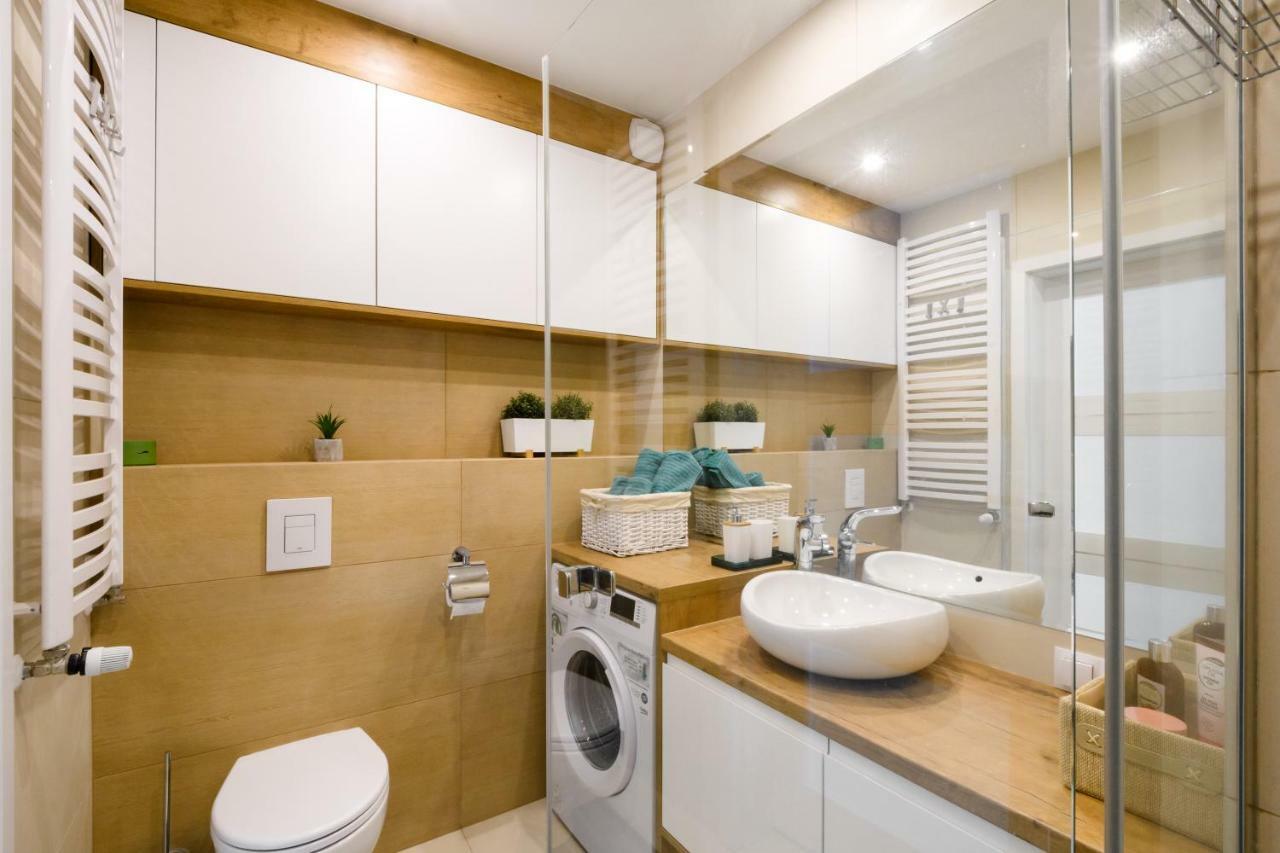 Apartment M&r Apartament: Airport-adjacent Business With Self Check-in Warsaw