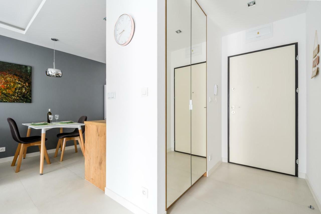 Apartment M&r Apartament: Airport-adjacent Business With Self Check-in