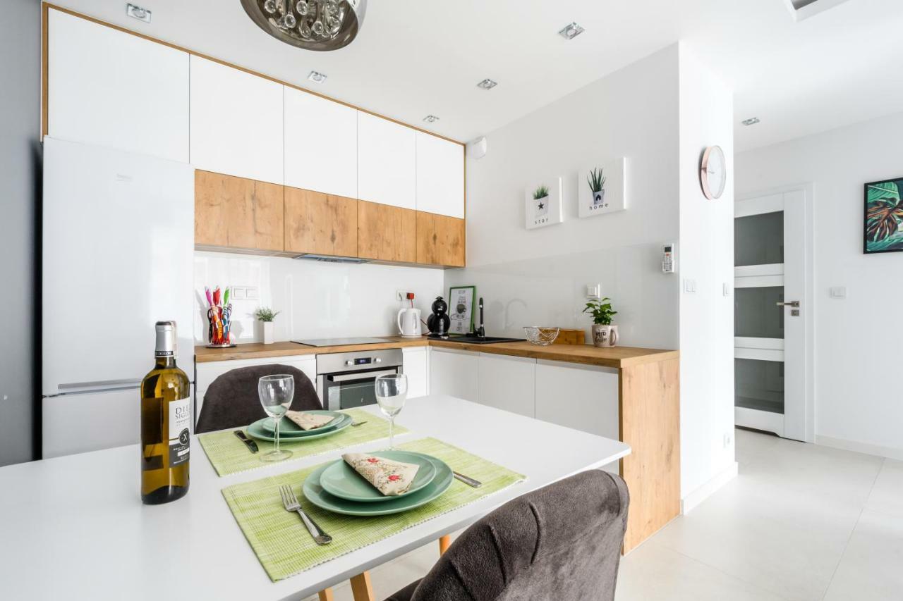 M&r Airport&business Deluxe Cybernetyki 17 - Underground Garage - Free Wifi - Netflix - Air Conditioning - Self Check-in, Close By Chopin Airport * Warsaw