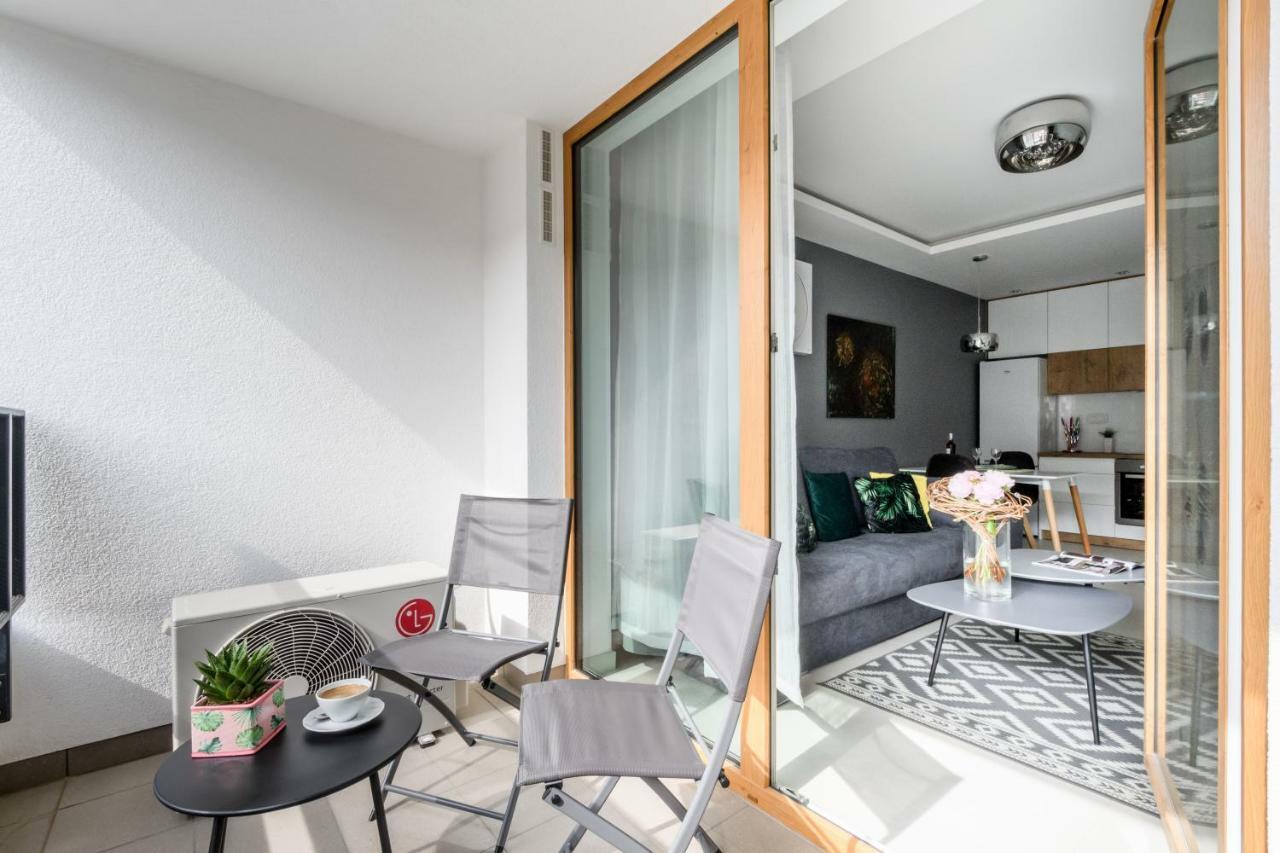 M&r Apartament: Airport-adjacent Business With Self Check-in Apartment