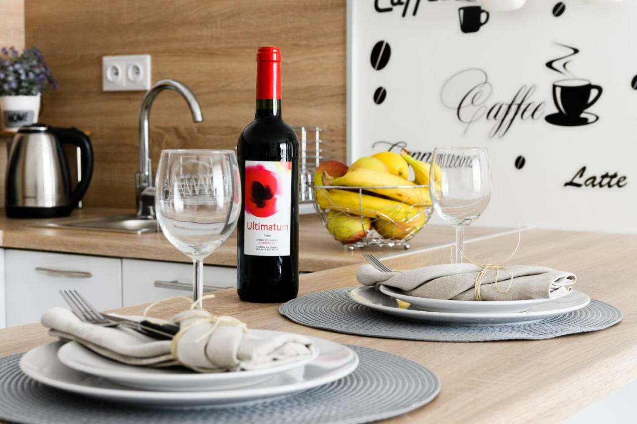 Căn hộ M&r Airport&business Deluxe Cybernetyki 17 - Underground Garage - Free Wifi - Netflix - Air Conditioning - Self Check-in, Close By Chopin Airport *