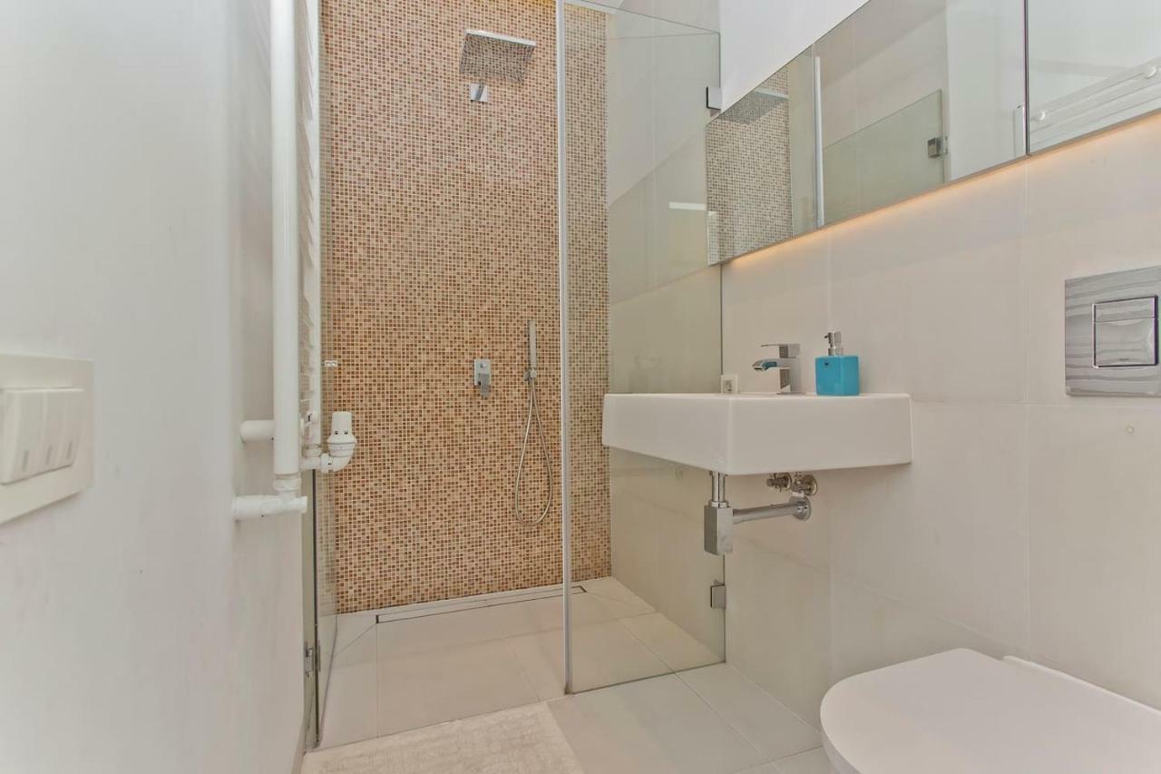 Luxury And Comfortable- Golden Apartments- Royal Street *