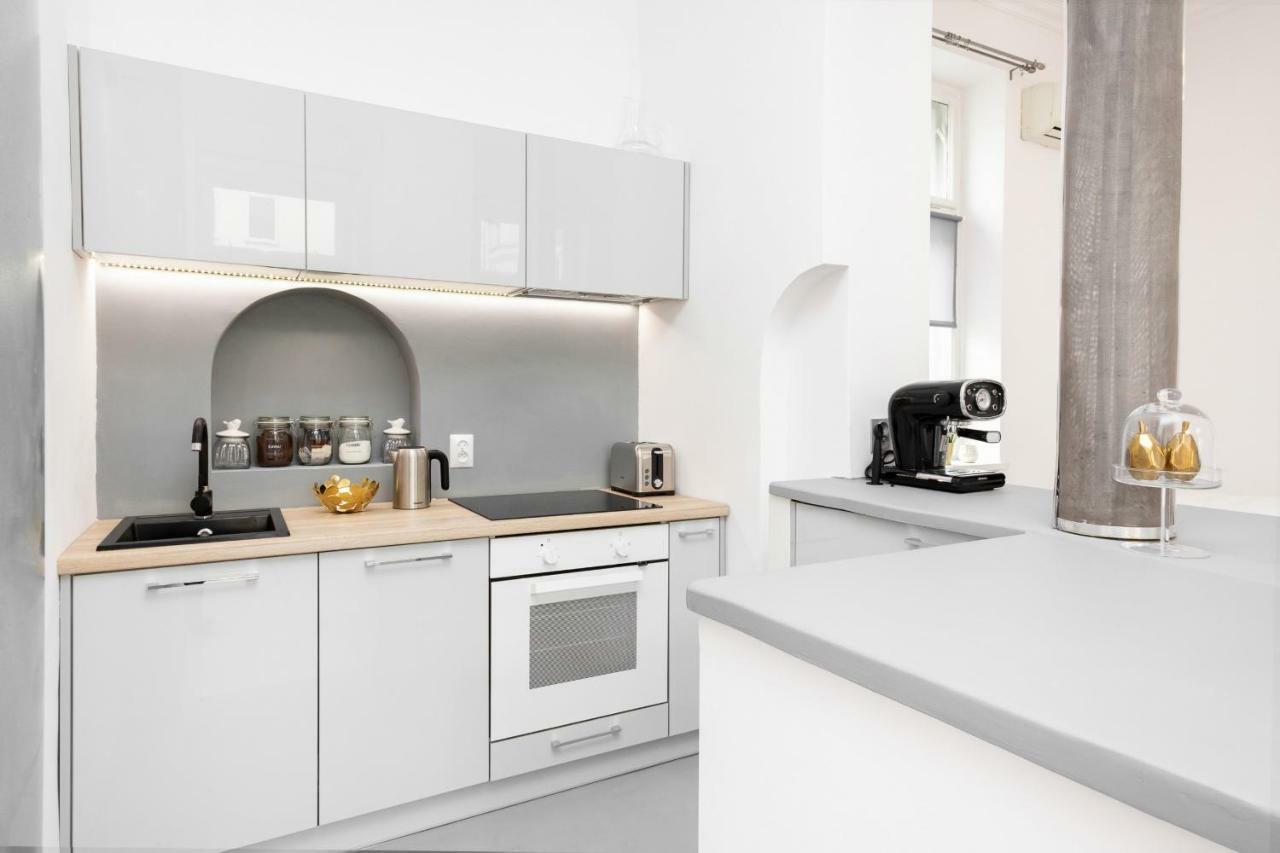 Center By Renters Apartment *