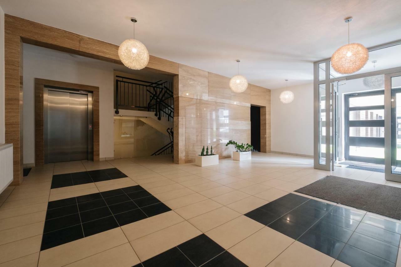 Modern Across The Ponds Apartment