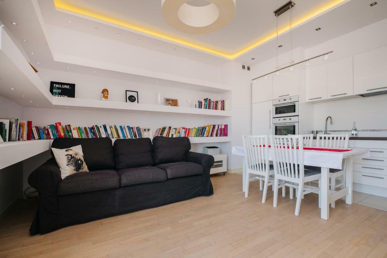 Apartment Modern Across The Ponds Warsaw