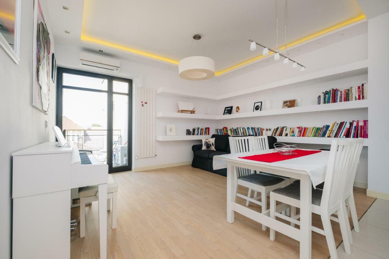 Modern Across The Ponds Apartment Warsaw