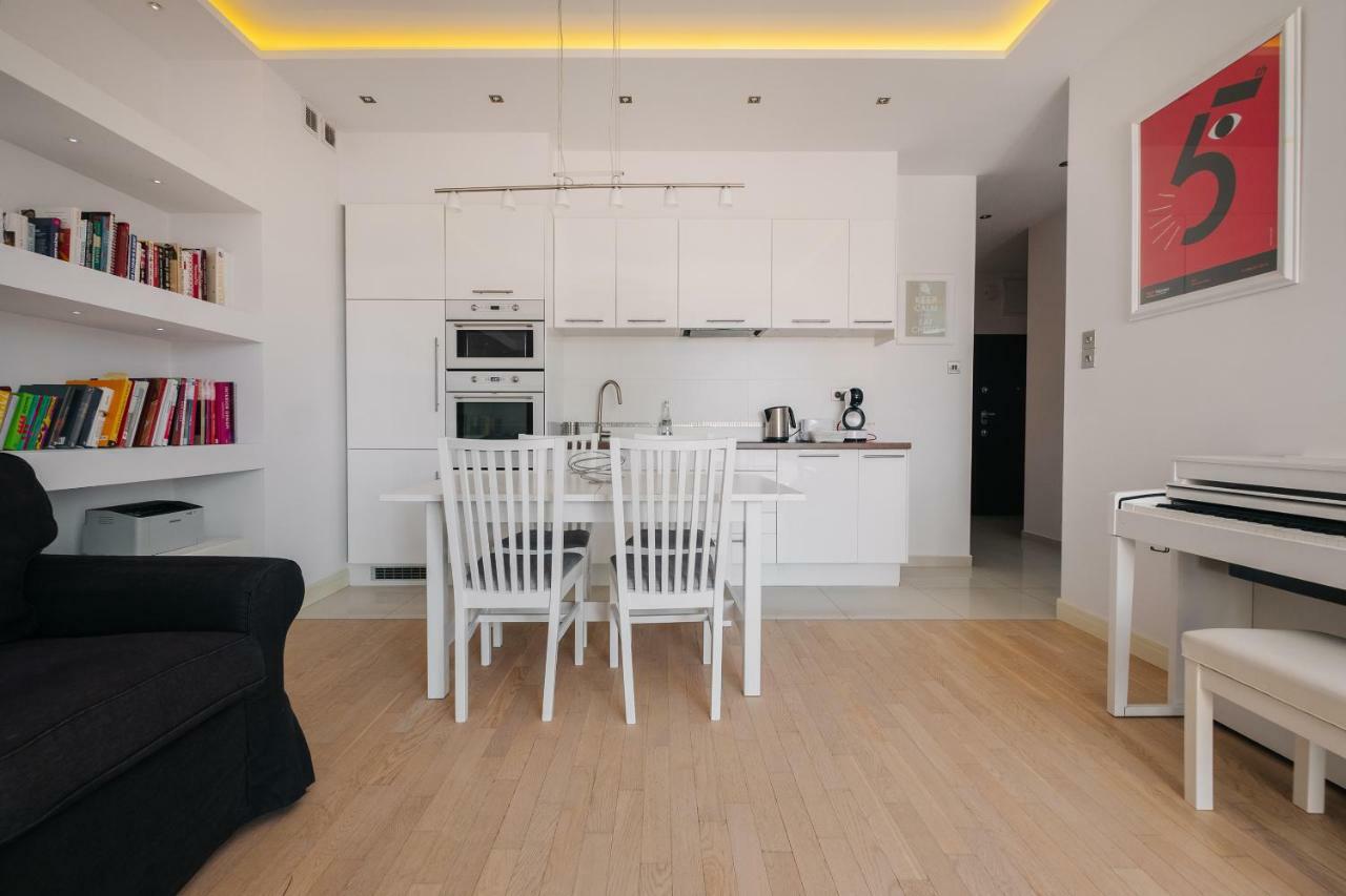 Modern Across The Ponds Apartment Warsaw