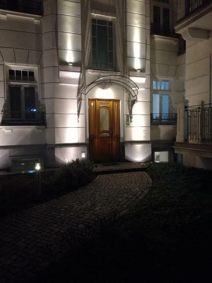 Hoza 50 With A Balcony In Close Center Warsaw