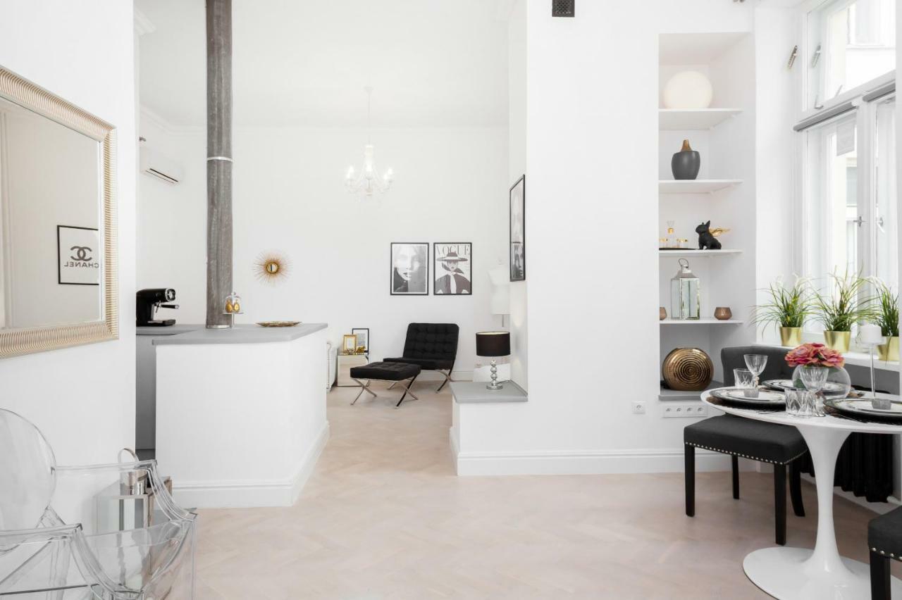 Center By Renters Apartment