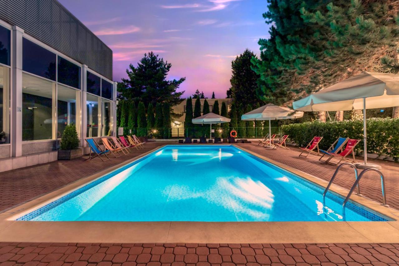 Novotel Airport Hotel 4*