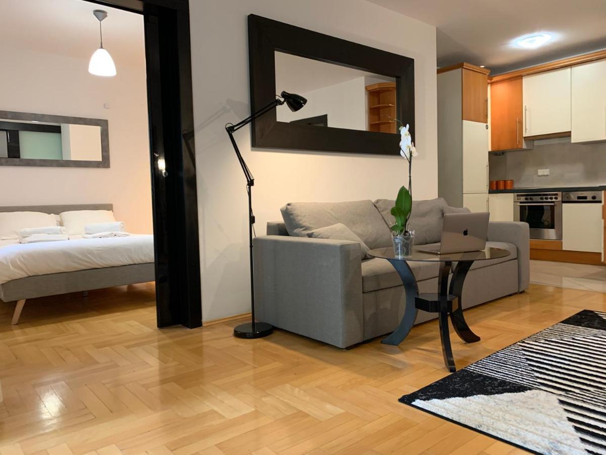 Modern 1br Flat In Heart Of With Parking Apartment