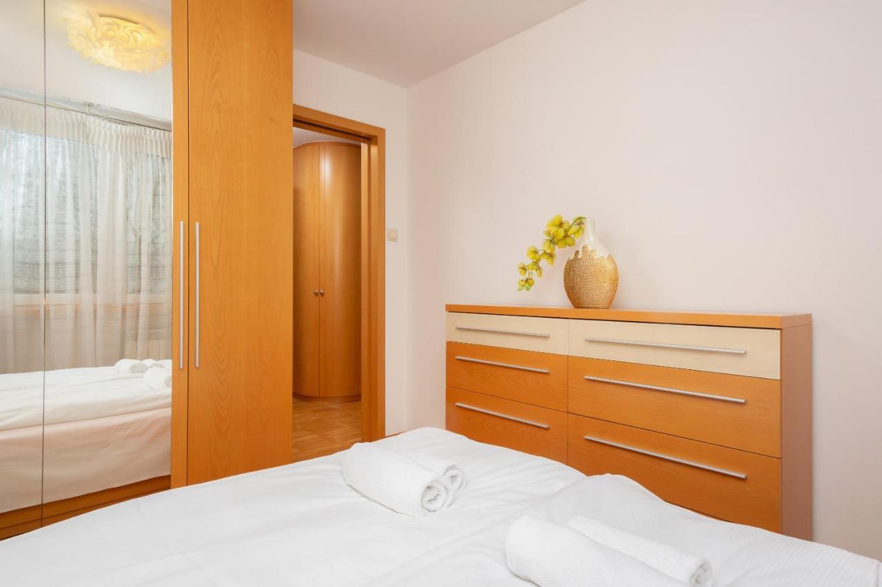 Two-bedroom Family Esperanto Next To Klif By Renters Warsaw