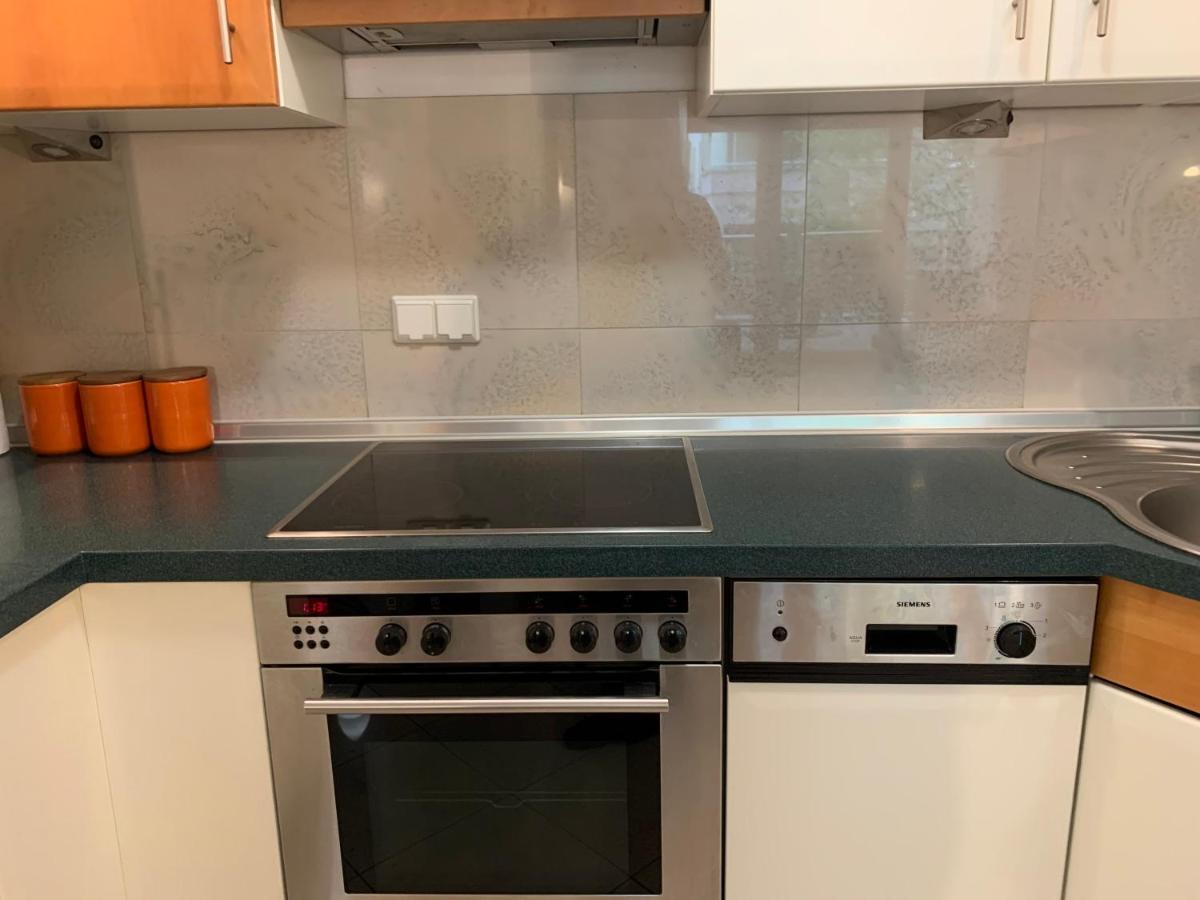 Modern 1br Flat In Heart Of With Parking Apartment