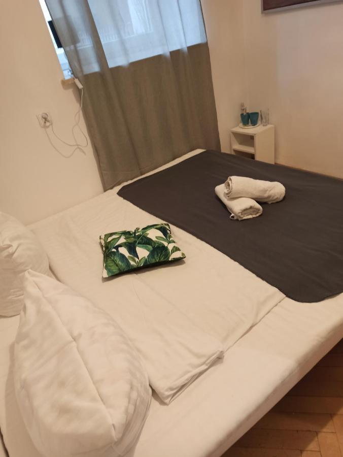 Hostel Studio 52 *