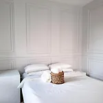 Sunny & Modern 2 Beds Spacious Air-Conditioned Warsaw