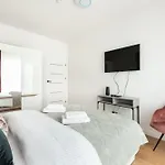 Brzeziny Deluxe Apartment