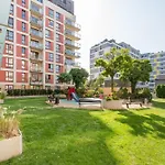 Ochota Spacious Apartment