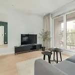 Stylish Apartment In Warsaw With Parking, Bathtub, Balcony, And Desk By Noclegi Renters