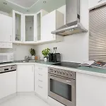 Wielicka Spacious Apartment Near Metro Wwa40