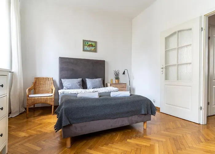 Golden Apartments/Cel2/4