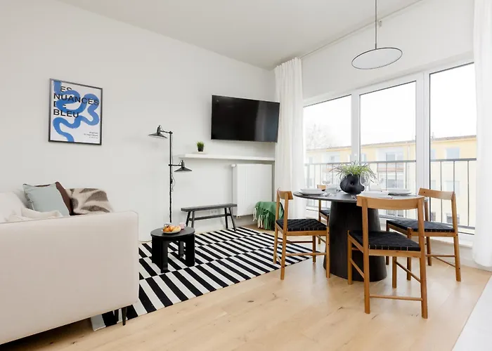 Warszawa Bright 2-Bedroom Apartment By Noclegi Renters