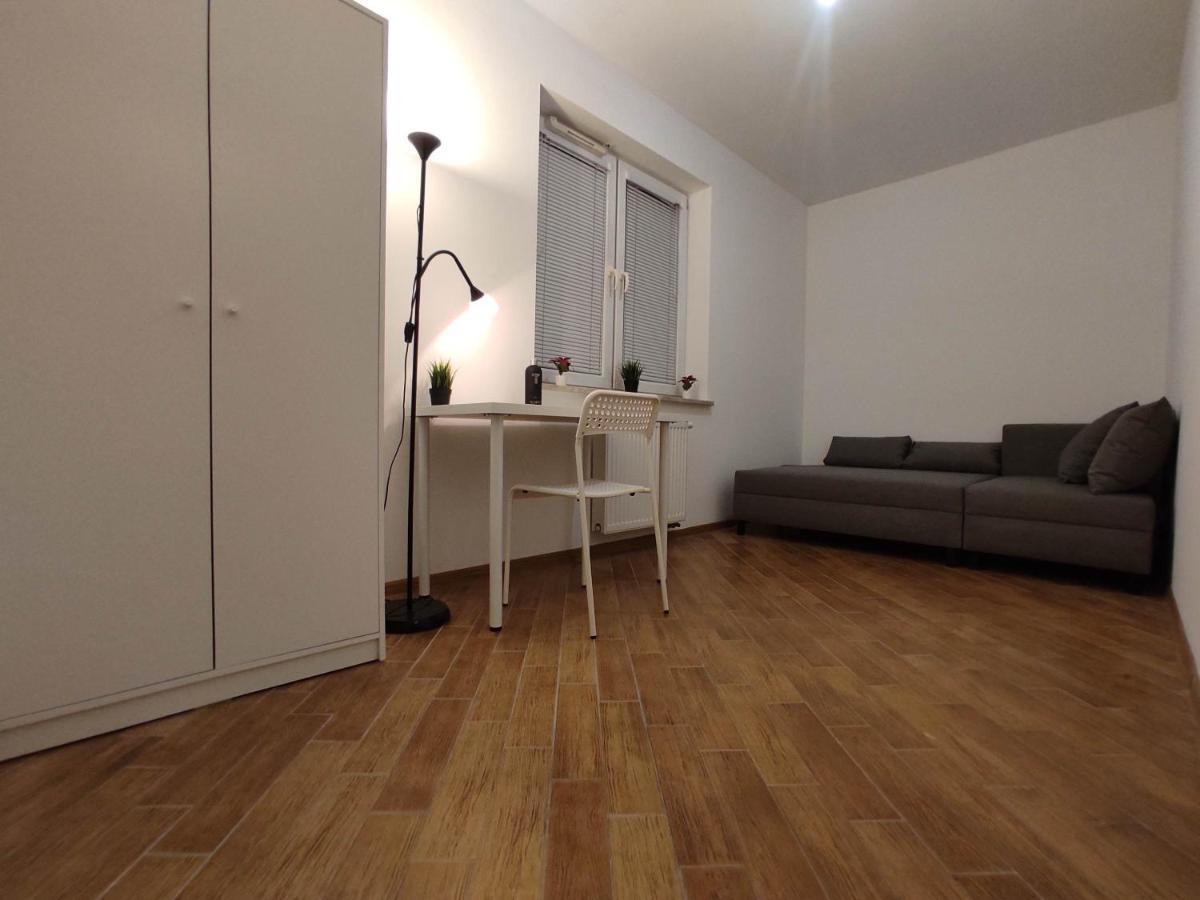 Campsite With 2 Shared Bathrooms ,wc , 2km To Old Town -100m From Metro Szwedzka *