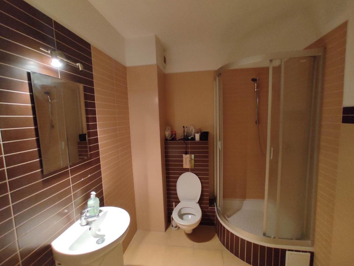 Campsite With 2 Shared Bathrooms ,wc , 2km To Old Town -100m From Metro Szwedzka *