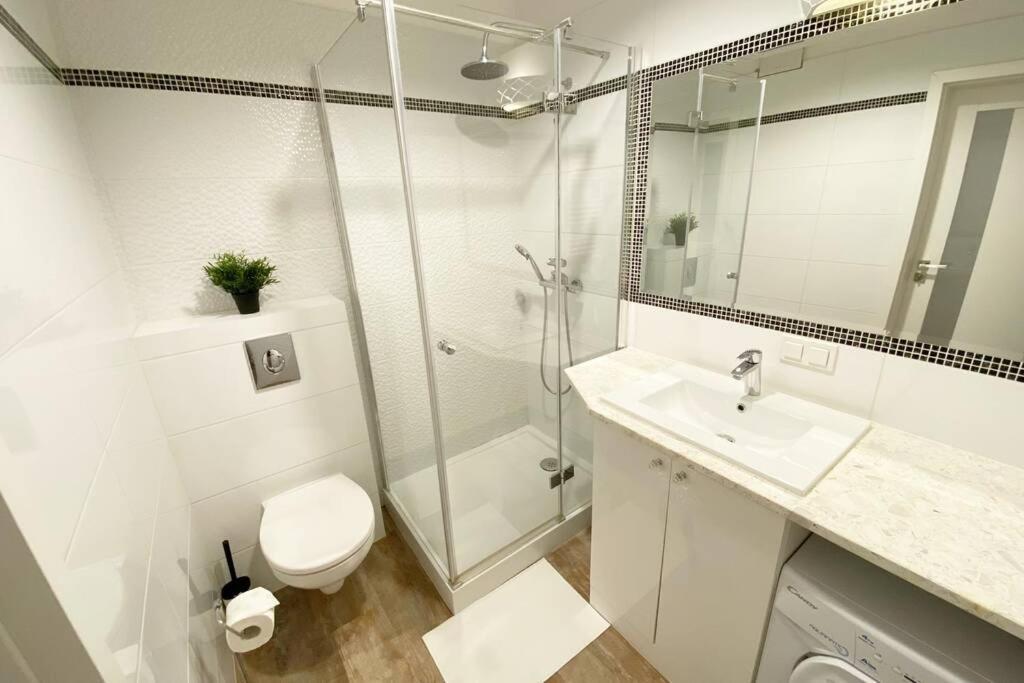 Exclusive 2br! Near City Center +netflix