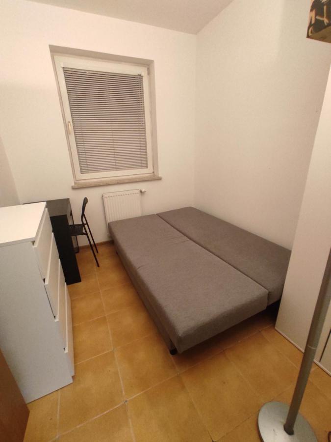 Campsite With 2 Shared Bathrooms ,wc , 2km To Old Town -100m From Metro Szwedzka *