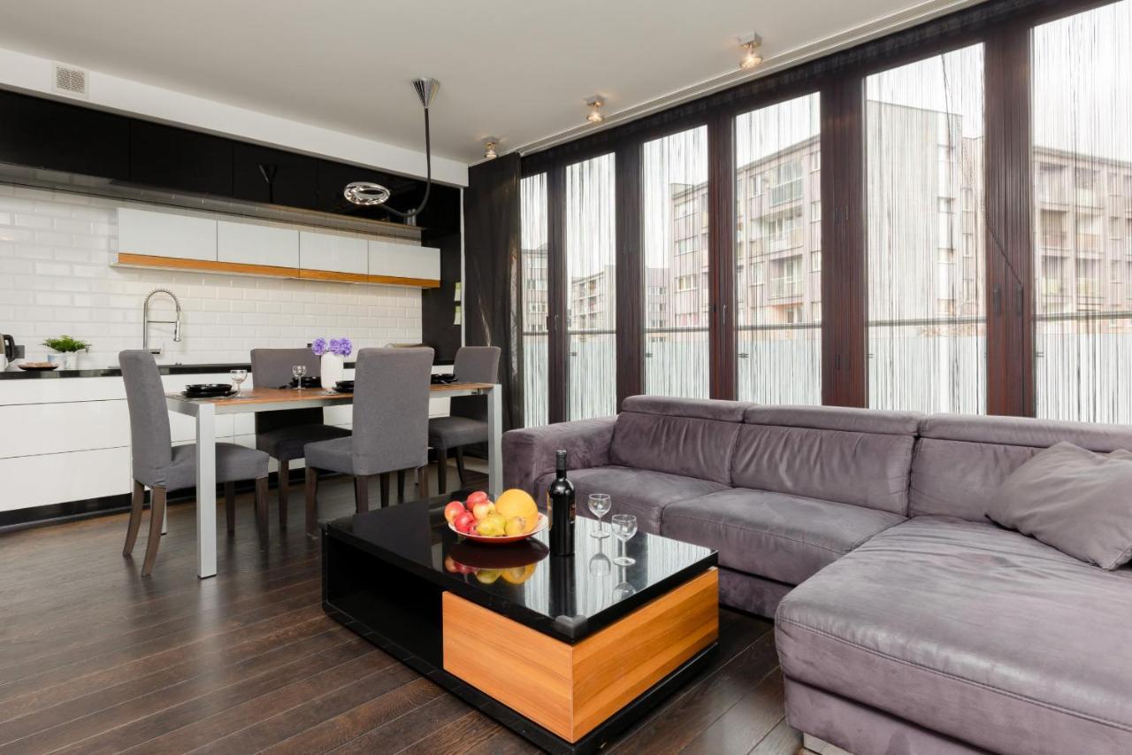 Apartamento Srodmiescie Riverside Three-bedroom By Renters Varsóvia