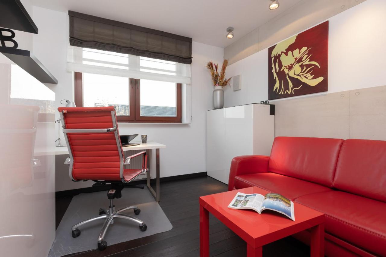 Apartamento Srodmiescie Riverside Three-bedroom By Renters Varsóvia