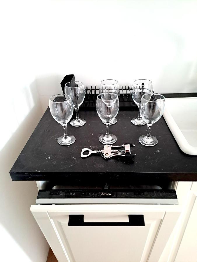 Sunny & Modern 2 Beds Spacious Air-conditioned Apartament