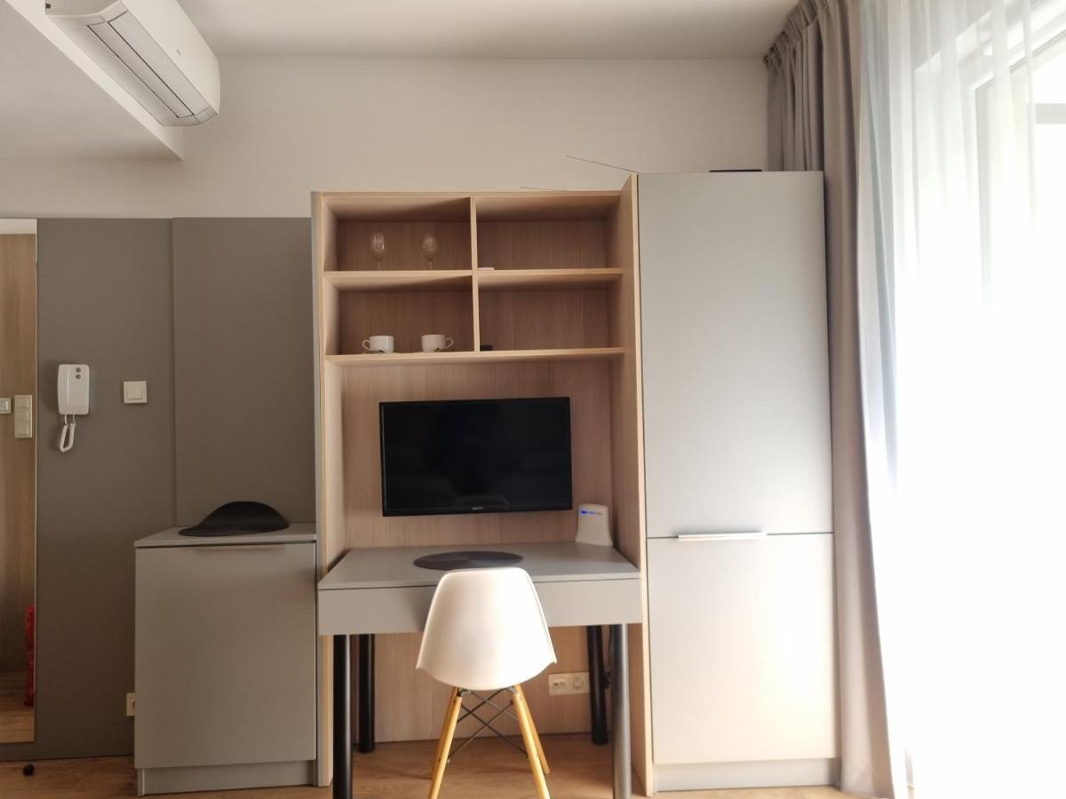Apartment Central: Balcony Retreat With Parking *